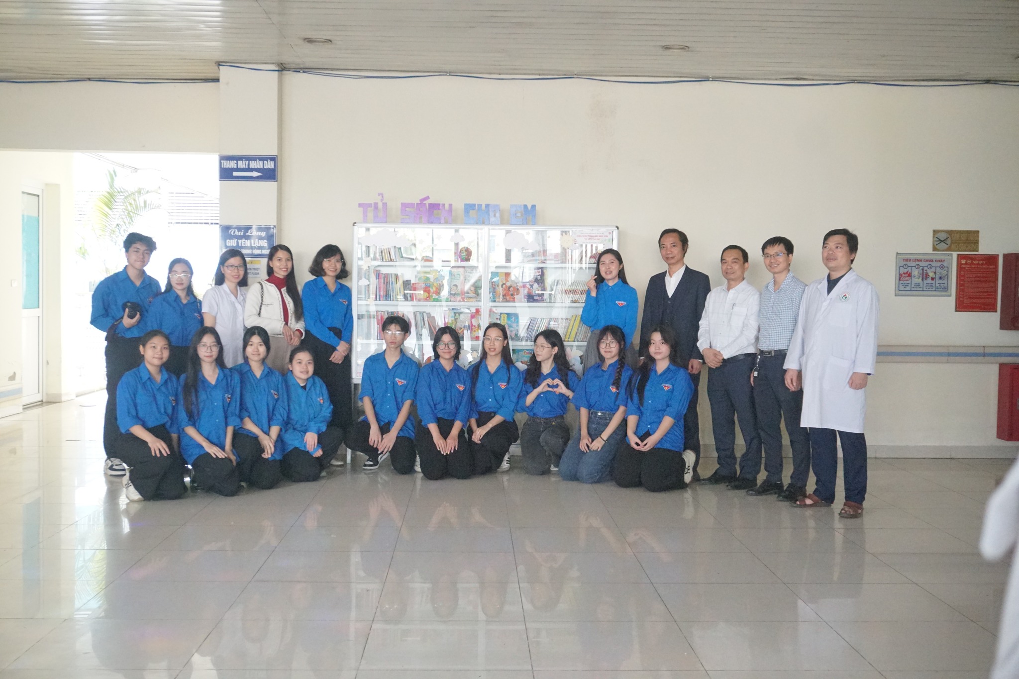 Đoàn trường THPT Chuyên Nguyễn Trãi trao tặng công trình thanh niên “Tủ sách cho em 2026”